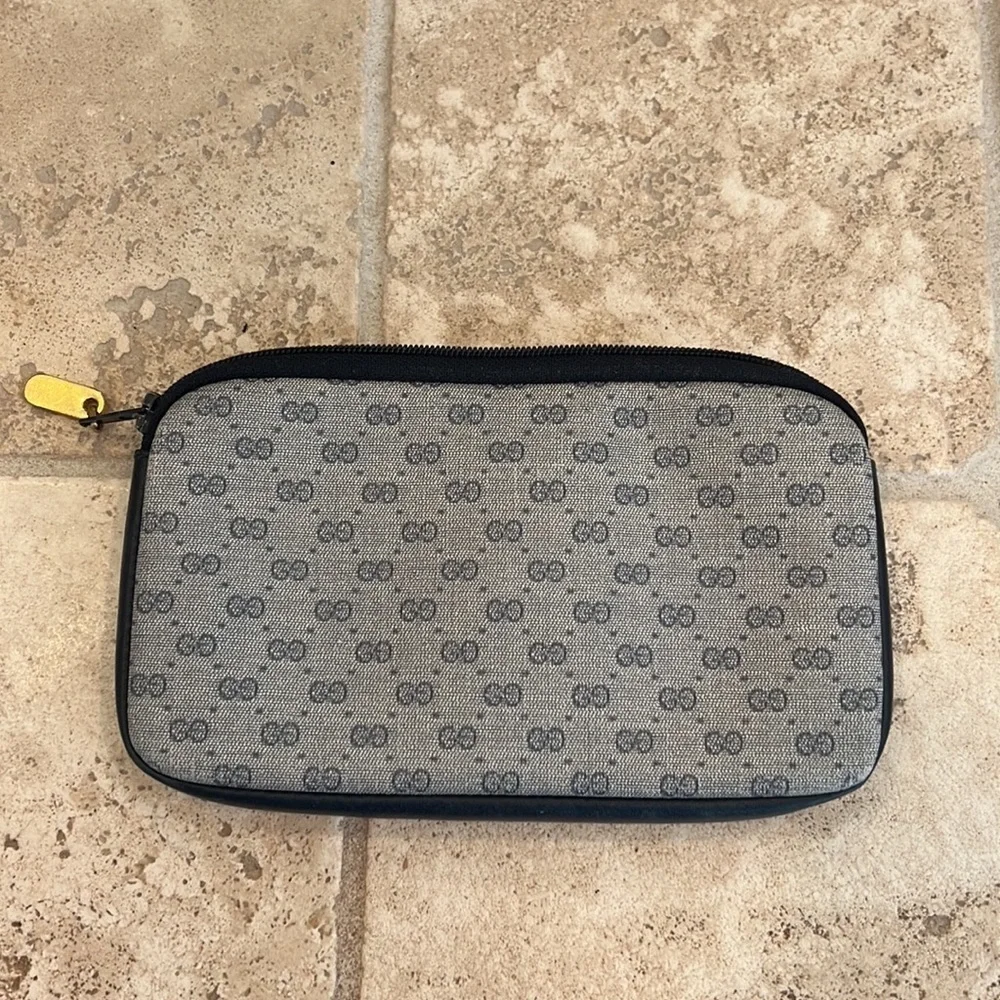 Gucci vintage makeup case. In good condition. Zipper works. 7x4 inches